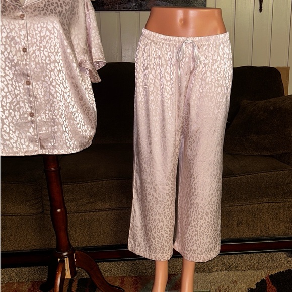 BCBG MaxAzria ~ Medium ~ Leopard Print Satin ~ 2 Piece Pajamas Set - Picture 9 of 12